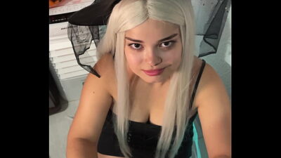 A Bruxa do Prazer: ela engole e masturba o pau grande com olhar de sedução