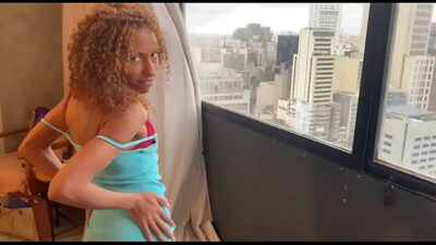 Dando meu cuzinho paa um policial dotado ao lado da esposa também policial