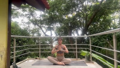 free hot Girl Nikatsu does Yoga with you