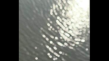 Upskirt sin bragas bajo la falda.