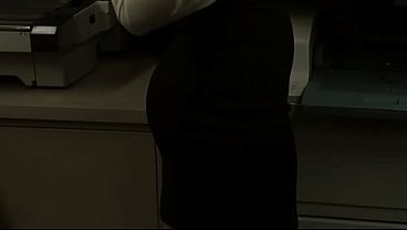 SHHH NO HAGAS RUIDO!!! QUE NOS PUEDEN VER COGIENDO!!! Secretaria Puta Espera Que Todos Salgan De La Oficina Para Coger, Asi Es Como Pide Aumentos!!