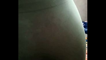 PUTITA EN LICRA LLEGA DEL GYM BIEN CALIENTE. No aguanta y se empieza a masturbar