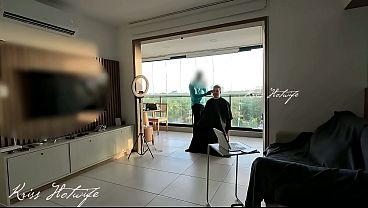 Corno manso do meu marido contratou um barbeiro para fazer cabelo dele e eu recebi ele apenas de Calcinha com buceta pulando e um top transparente, bem Puta – Krisshotwife