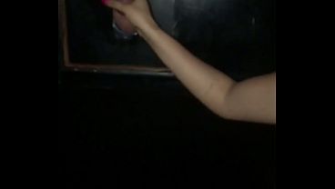 Distribui minha buceta na casa de swing – Hotwife calientte brasileira, vai para casa de swing e distribui a buceta para os machos arrombar e o marido corno só filma